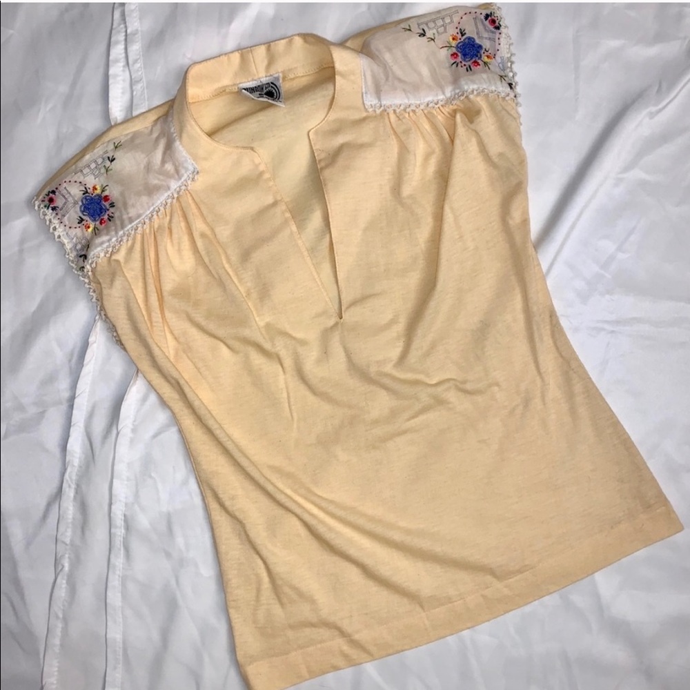 🌸💛 1970s Vintage Embroidered Top